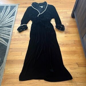 Vintage Diamond Tea Black Velvet Embroidered Robe Size Medium